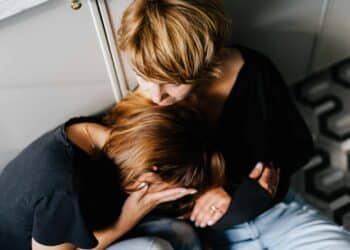 pexels-karolina-grabowska-etudiante triste apres une rupture - Je ne suis plus avec monma partenaire, comment l'annoncer à mes proches