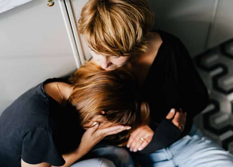 pexels-karolina-grabowska-etudiante triste apres une rupture - Je ne suis plus avec monma partenaire, comment l'annoncer à mes proches