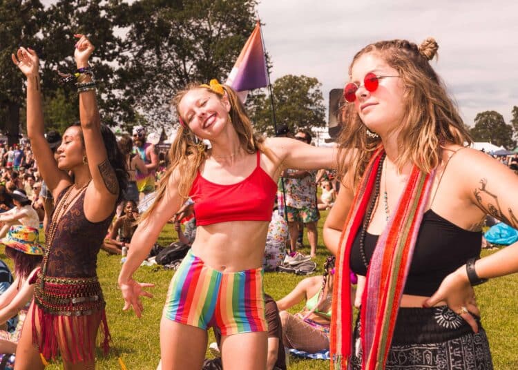 pexels-wendy-wei - 5 memes qui résument bien ce que tu vis en festival