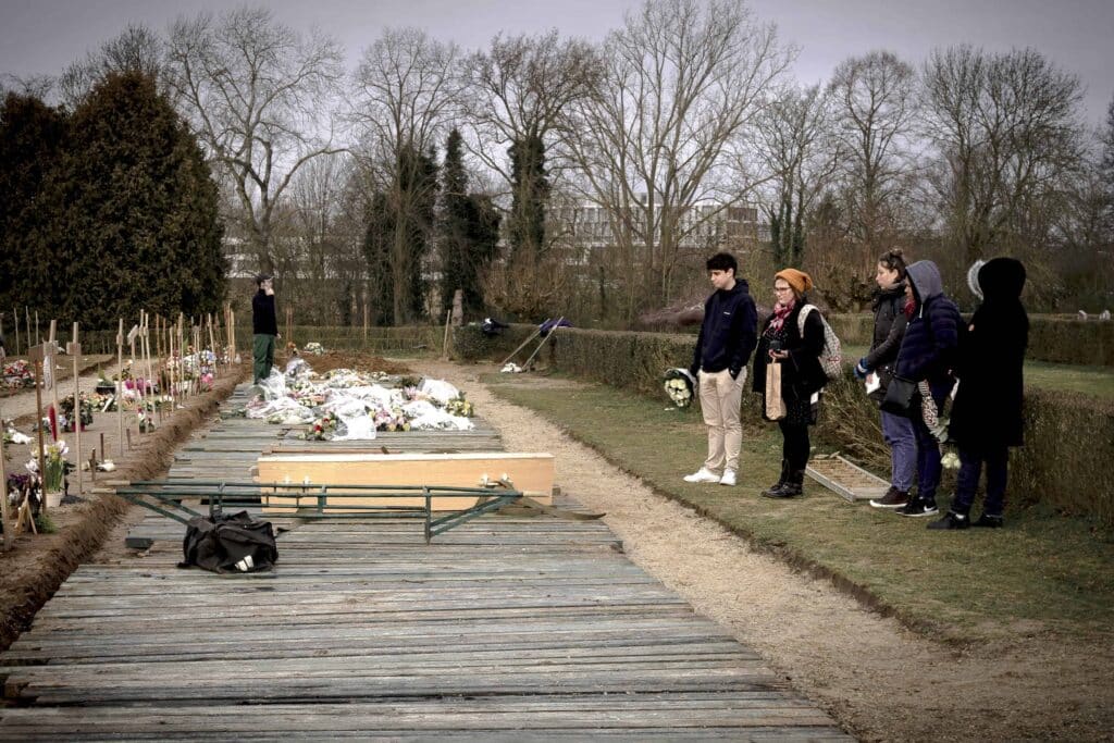 Florence Servais et d'autres membres du Collectif Les Morts de la Rue au cimetière d'Anderlecht © Cilou de Bruyn - Rencontre avec 3 jeunes humanitaires bruxelloises