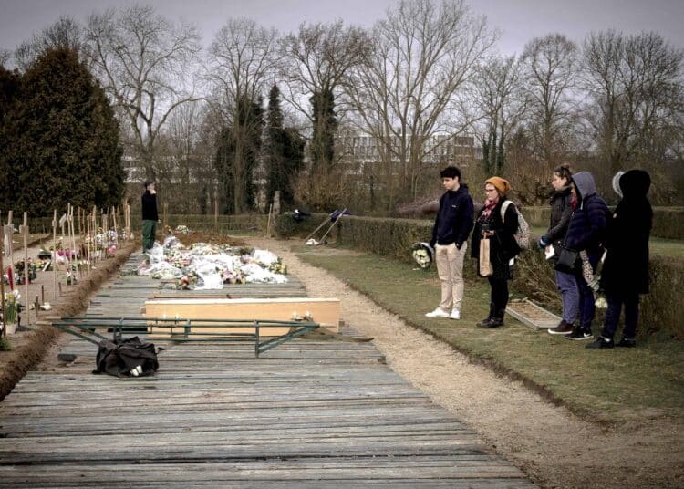 Florence Servais et d'autres membres du Collectif Les Morts de la Rue au cimetière d'Anderlecht © Cilou de Bruyn - Rencontre avec 3 jeunes humanitaires bruxelloises