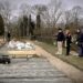 Florence Servais et d'autres membres du Collectif Les Morts de la Rue au cimetière d'Anderlecht © Cilou de Bruyn - Rencontre avec 3 jeunes humanitaires bruxelloises
