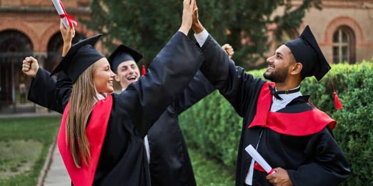 Freepik-artursafronovvvv-etudiantheureuxdetrediplomes-Passerelleentrebachelieretmastercequetudoissavoir