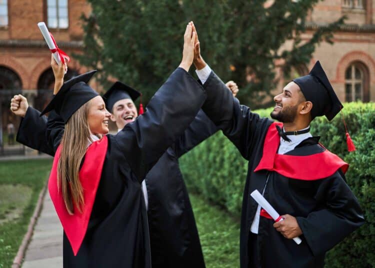 Freepik-artursafronovvvv-etudiantheureuxdetrediplomes-Passerelleentrebachelieretmastercequetudoissavoir