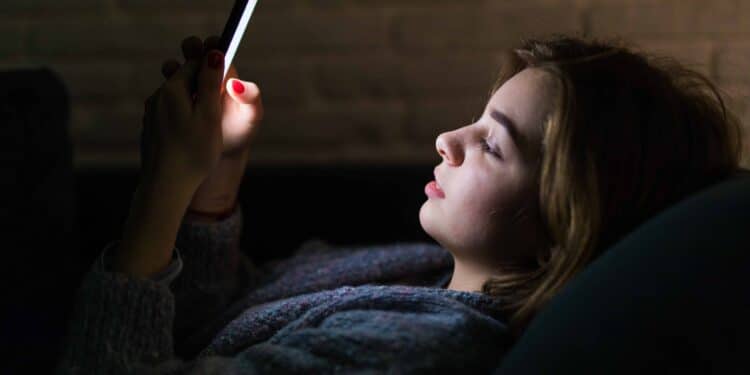 Freepik-diana.grytsku-jeunesursontelephonelesoir-Jenarrivepasamendormir-acausedelarentreequefaire