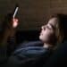 Freepik-diana.grytsku-jeunesursontelephonelesoir-Jenarrivepasamendormir-acausedelarentreequefaire