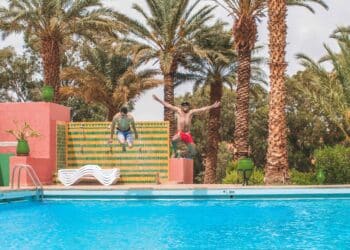 pexels-anas-fakhari-jeunes a une piscine en vacances - Kotplanet 10 astuces pour organiser une pool party