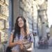 pexels-andrea-piacquadio-étudiante a l'étranger contente -Erasmus+ les mêmes chances pour tous les étudiants