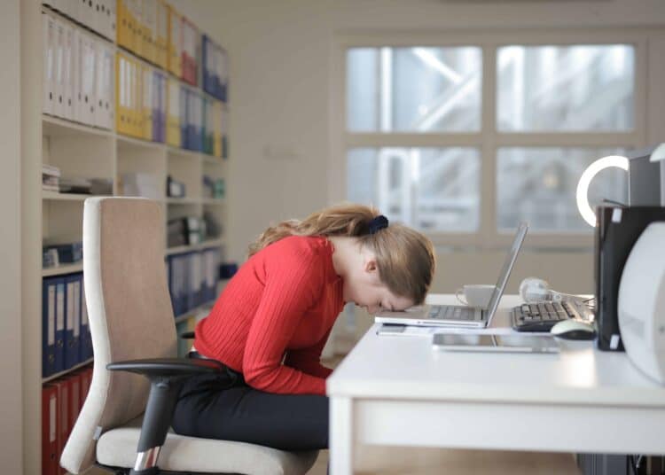 pexels-andrea-piacquadio-étudiante qui arrete de bosser - Qu'est-ce que la mouvance anti-travail