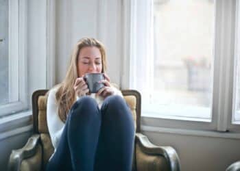 pexels-andrea-piacquadio- étudiante qui restent a la maison - 6 excuses pour ne pas te taper toutes les soirées de l’été
