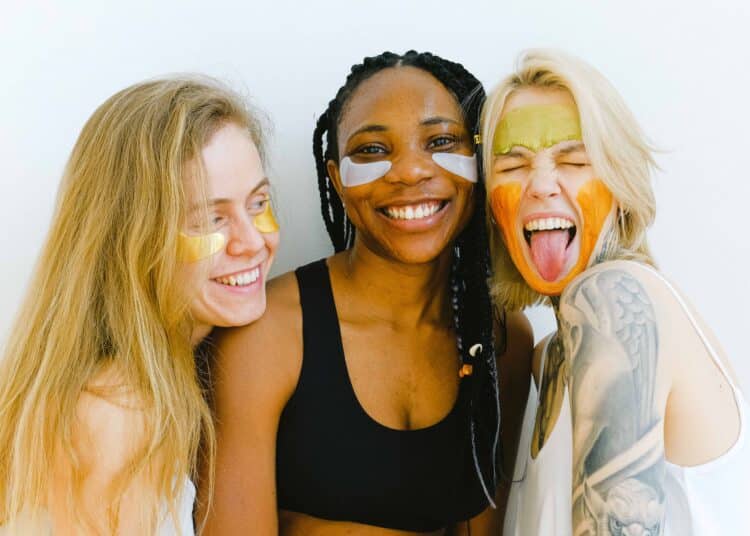 pexels-anna-shvets-étudiantes qui font des masques - Comment prendre soin de sa peau durant l’été