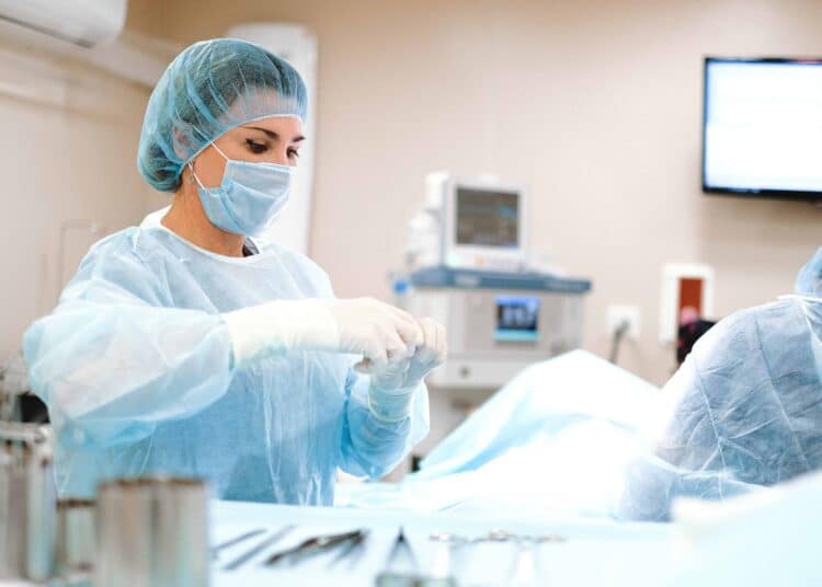 pexels-anna-shvets-infirmiere au travail - Comment redonner du sens au métier d'infirmierière