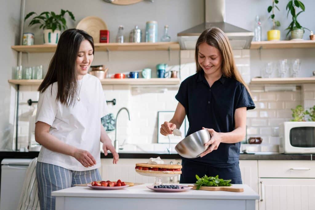 pexels-cottonbro-deux étudiantes qui cuisinent - 6 recettes étudiantes à petit budget
