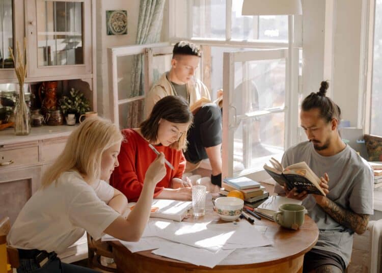 pexels-cottonbro-étudiante seconde session examens - Comment les étudiants vivent-ils la seconde session