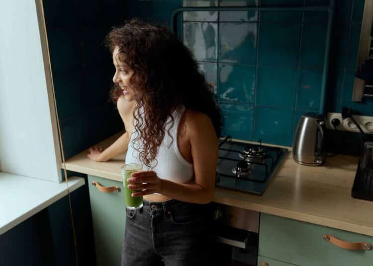 pexels-darina-belonogova-étudiante qui boit un jus - 5 habitudes à développer avant la rentrée