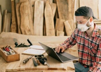 pexels-ivan-samkov-homme dans la construction - La construction cherche des talent