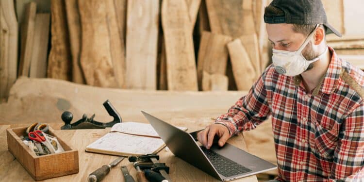 pexels-ivan-samkov-homme dans la construction - La construction cherche des talent