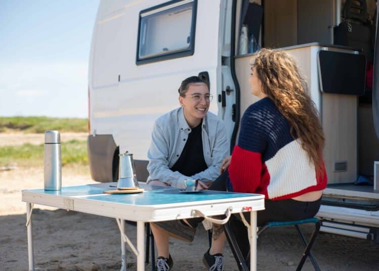 pexels-kampus-production-étudiants en camping - Partir en vacances en septembre, vraiment avantageux pour les étudiants