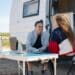 pexels-kampus-production-étudiants en camping - Partir en vacances en septembre, vraiment avantageux pour les étudiants