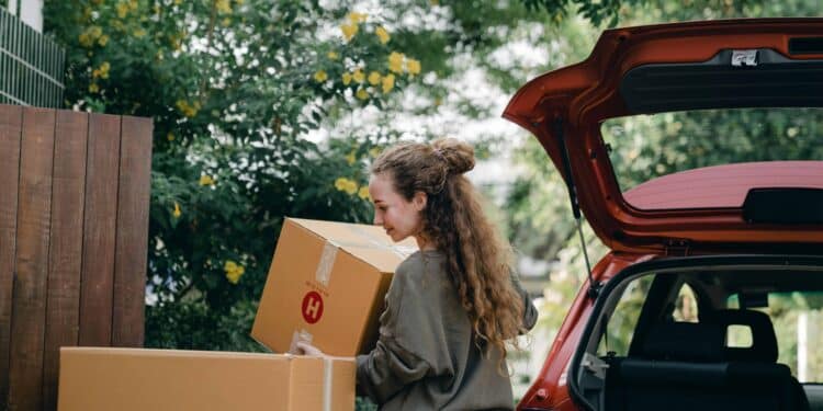 pexels-ketut-subiyanto-fille qui déménage des cartons avec le sourire - astuces pour demenager pas cher
