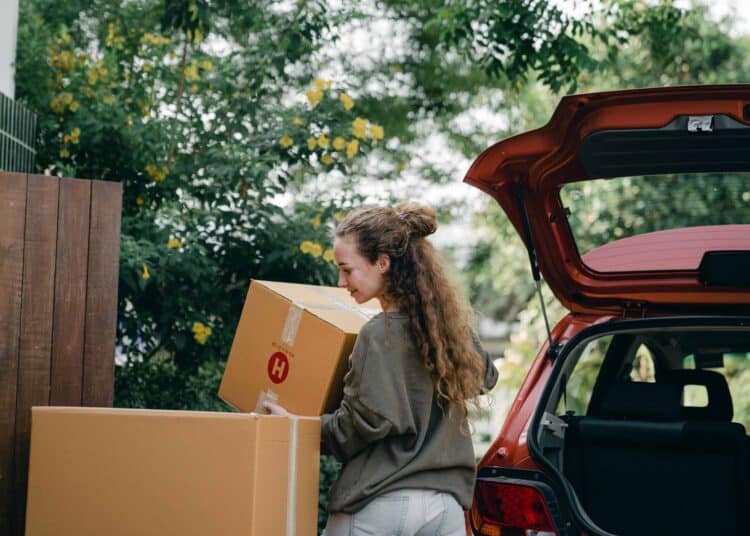 pexels-ketut-subiyanto-fille qui déménage des cartons avec le sourire - astuces pour demenager pas cher