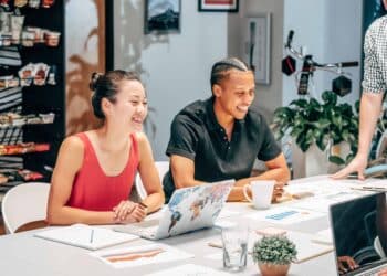 pexels-kindel-media-deux étudiants en formation - 40 nouvelles formations à la rentrée