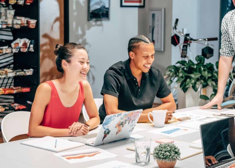 pexels-kindel-media-deux étudiants en formation - 40 nouvelles formations à la rentrée