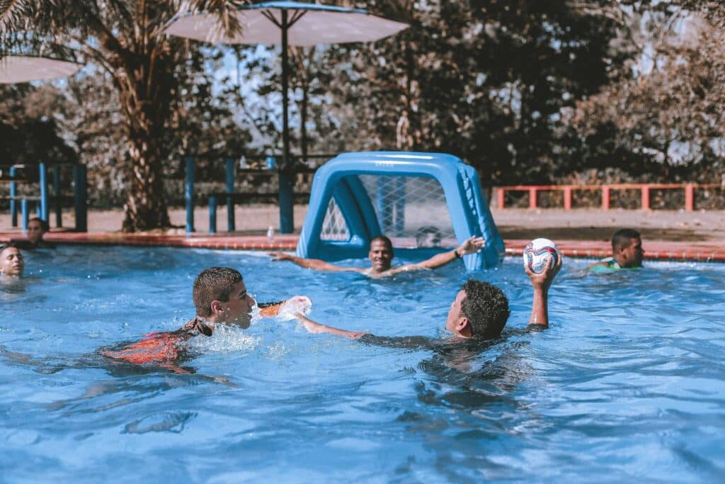 pexels-luis-quintero-étudiant qui jouent dans une piscine - Top 6 des jeux à organiser lors d’une pool party