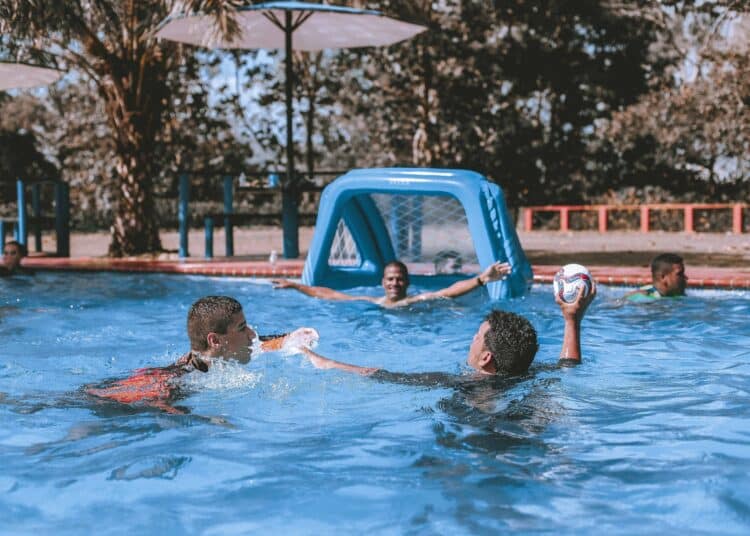 pexels-luis-quintero-étudiant qui jouent dans une piscine - Top 6 des jeux à organiser lors d’une pool party