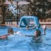 pexels-luis-quintero-étudiant qui jouent dans une piscine - Top 6 des jeux à organiser lors d’une pool party