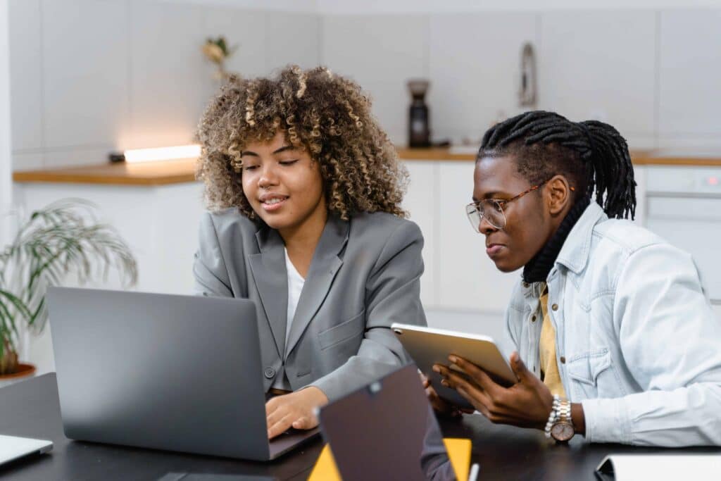 pexels-mart-production-deux étudiants qui corrigent leurs travaux - Quel est le meilleur correcteur pour vos écrits