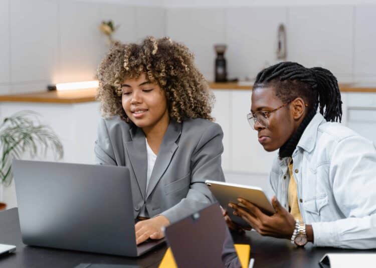 pexels-mart-production-deux étudiants qui corrigent leurs travaux - Quel est le meilleur correcteur pour vos écrits