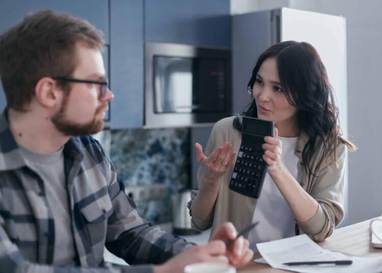 pexels-mikhail-nilov-étudiant qui gere son budget - Dis-moi comment tu dépenses, je te dirai qui tu es !