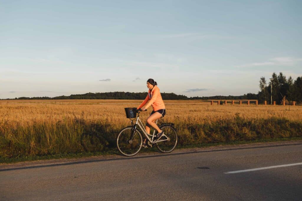 pexels-olga-lioncat-étudiante sur son vélo - Faire une escapade à vélo avec Slowby