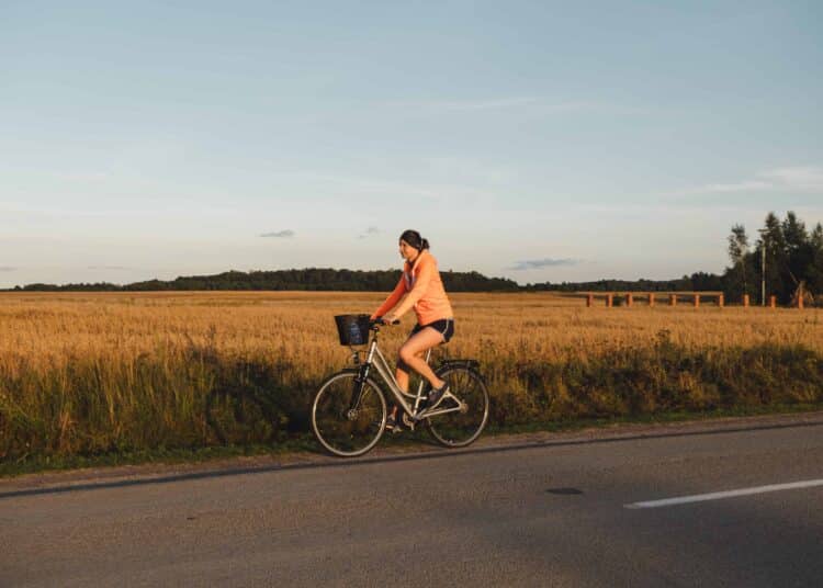 pexels-olga-lioncat-étudiante sur son vélo - Faire une escapade à vélo avec Slowby