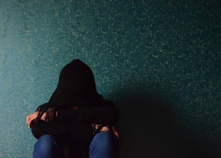 pexels-pixabay-étudiante triste dans le noir - La tromperie qu'en pensent les étudiants