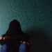 pexels-pixabay-étudiante triste dans le noir - La tromperie qu'en pensent les étudiants