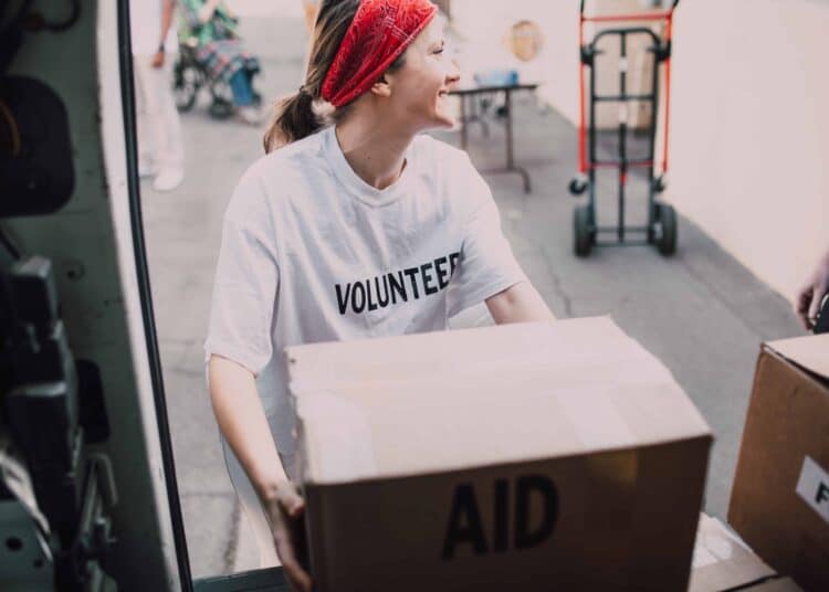 pexels-rodnae-productions-étudiante qui fait du volontariat - Comment valoriser son engagement citoyen