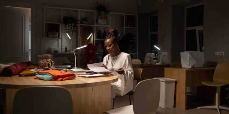 pexels-ron-lach-étudiante qui travaille - Comment mettre fin à la procrastination