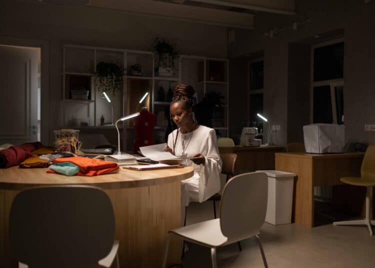 pexels-ron-lach-étudiante qui travaille - Comment mettre fin à la procrastination