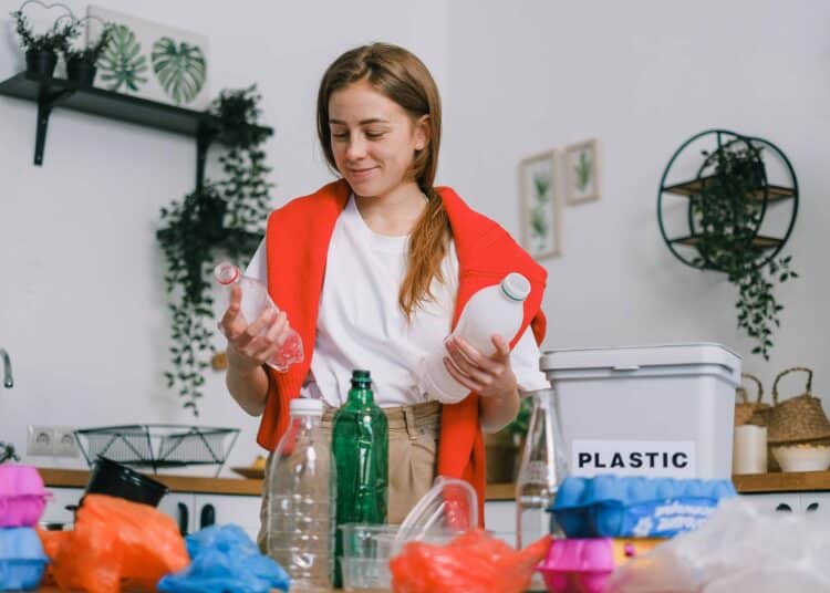 pexels-shvets-production-étudiante qui fait un tri -3 réflexes à adopter pour un kot soucieux de l’environnement