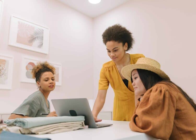 pexels-thirdman-3 jeunees entrepreneurs qui parlent - La Responsabilité sociétale des Entreprises, c'est quoi