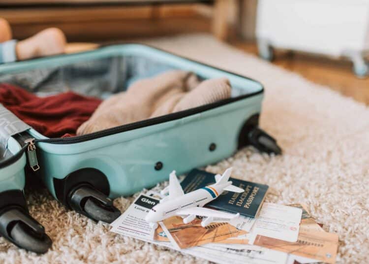 pexels-vlada-karpovich-faire sa valise pour des vacances étudiantes - Les meilleures apps pour tes vacances
