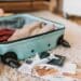 pexels-vlada-karpovich-faire sa valise pour des vacances étudiantes - Les meilleures apps pour tes vacances