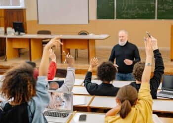 pexels-yan-krukov-classe avec des étudiants - Niveau des étudiants en baisse à cause des confinements