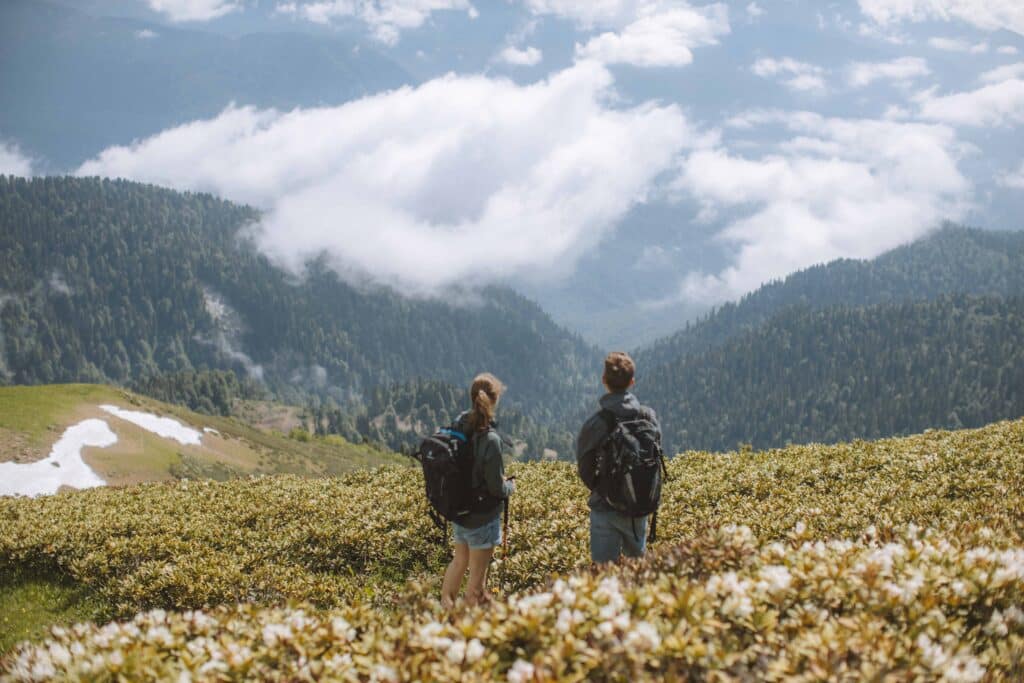 pexels-yaroslav-shuraev- deux étudiants en vacances - pourquoi partir en vacances avant la reprise