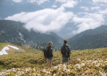 pexels-yaroslav-shuraev- deux étudiants en vacances - pourquoi partir en vacances avant la reprise