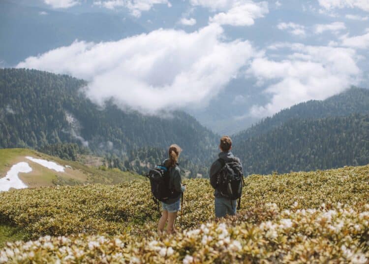 pexels-yaroslav-shuraev- deux étudiants en vacances - pourquoi partir en vacances avant la reprise
