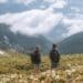 pexels-yaroslav-shuraev- deux étudiants en vacances - pourquoi partir en vacances avant la reprise
