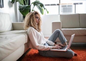 unsplash - thought-catalog- fille qui cherche des infos sur les erasmus - Comment entreprendre pendant son Erasmus